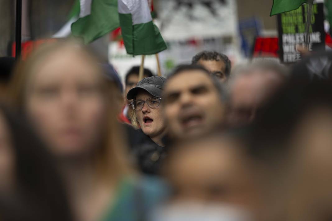 Londra ve Saraybosna'da İsrail protestosu! Binlerce kişi sokaklara döküldü 6